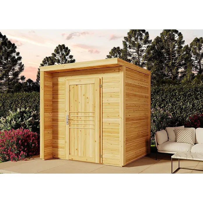 Alpholz Gerätehaus Bratek - Außenbreite inkl. Dachüberstand: 204 cm, Außentiefe inkl. Dachüberstand: 202 cm, Holz, Naturbelassen - Gartenschuppen aus hellem Holz mit Flachdach, auf einer Terrasse in einem Garten mit Outdoor-Sitzgelegenheiten.