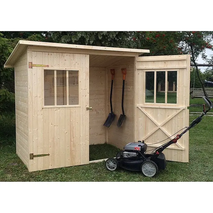 Alpholz Gerätehaus Zimowit - Außenbreite inkl. Dachüberstand: 223 cm, Außentiefe inkl. Dachüberstand: 149 cm, Holz, Naturbelassen - Heller Holzschuppen mit zwei Türen, eine offen, zeigt Schaufeln im Inneren. Ein Rasenmäher steht davor und illustriert den Zweck als Gartenlager.