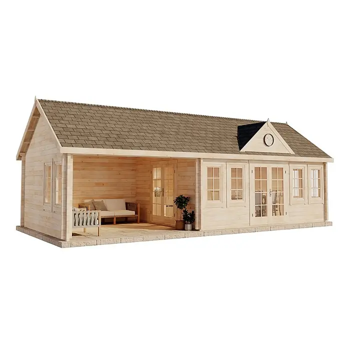 Alpholz Gartenhaus CLOCKHOUSE® Big Ben - Außenmaß inkl. Dachüberstand (B x T): 950 x 420 cm, Holz, Naturbelassen - Helle Holzblockhütte mit braunem Schindeldach, mit überdachter Veranda links und mehreren Fenstern und Glastüren.