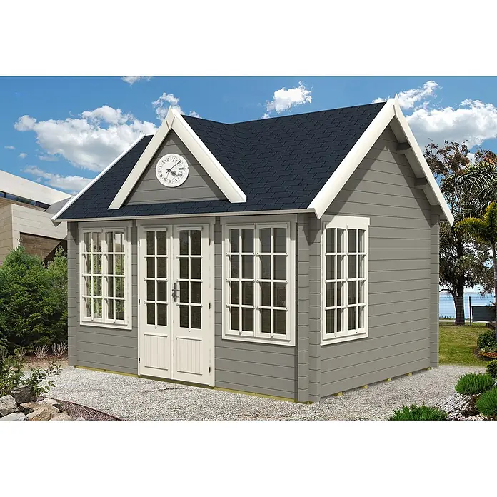 Alpholz Gartenhaus CLOCKHOUSE® Royal - Außenmaß inkl. Dachüberstand (B x T): 444 x 354 cm, Holz, Naturbelassen - Graues Holz-Gartenhaus mit dunklem Dach, weißer Verkleidung, mehreren Fenstern und Türen, in einem Garten.