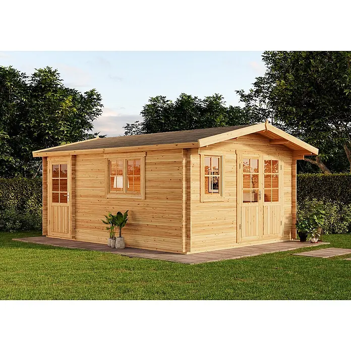 Alpholz Gartenhaus Jennifer - Außenmaß inkl. Dachüberstand (B x T): 400 x 550 cm, Holz, Pinie - Helles Holzgartenhaus mit mehreren Fenstern und Türen, auf gepflastertem Untergrund.