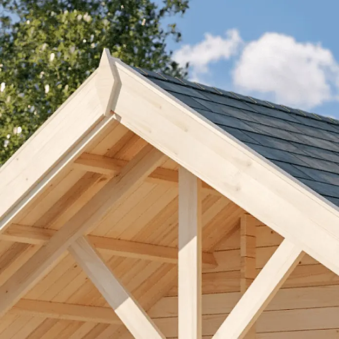 Alpholz Gartenhaus Lillehammer - Außenmaß inkl. Dachüberstand (B x T): 553 x 746 cm, Holz, Naturbelassen - Nahaufnahme einer hellen Holz-Dachkonstruktion mit sichtbaren Sparren, Schindeln und einem dekorativen Giebelzierrat vor blauem Himmel.