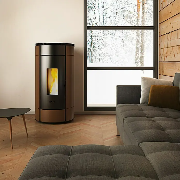 FreePoint Pelletofen Globe - 10,5 kW, Raumheizvermögen: 252 m³, 0,6 kg/h - 2,5 kg/h, Mokka - Das Bild zeigt einen modernen Pelletofen von FreePoint in einem stilvollen Wohnzimmer mit winterlicher Aussicht.