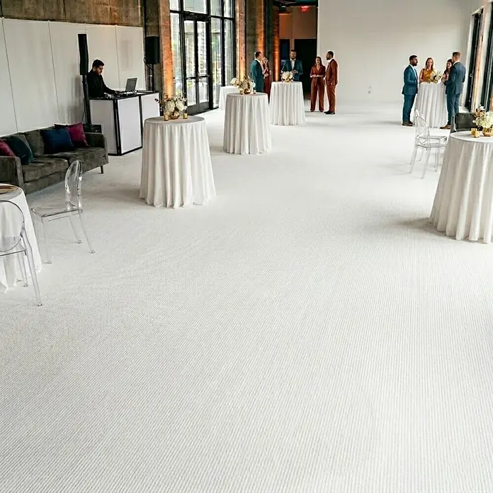 Floordirekt Teppichboden Meterware Sintra - für Messe & Events - Weiß - 100 x 500 cm - Breite: 100 cm, Flachgewebe, Polypropylen, Weiß - Weißer gerippter Teppich auf einem großen Veranstaltungsboden mit verstreuten Tischen.