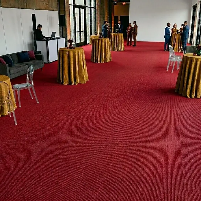 Floordirekt Teppichboden Meterware Sintra - für Messe & Events - Rot meliert - 100 x 400 cm - Breite: 100 cm, Flachgewebe, Polypropylen, Rot meliert - Geräumiger roter Eventteppich mit feiner Streifenstruktur, in großer Halle für Gäste ausgelegt.