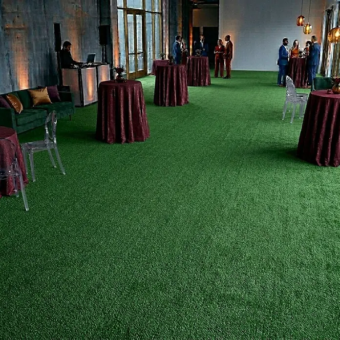 Floordirekt Teppichboden Meterware Sintra - für Messe & Events - Dunkelgrün - 100 x 450 cm - Breite: 100 cm, Flachgewebe, Polypropylen, Dunkelgrün - Grüner Kunstrasenteppich als Bodenbelag für eine Veranstaltung mit Gästen und Tischen.