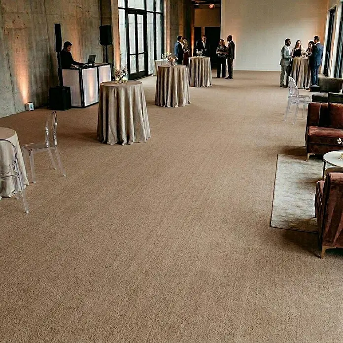 Floordirekt Teppichboden Meterware Sintra - für Messe & Events - Beige - 200 x 100 cm - Breite: 200 cm, Flachgewebe, Polypropylen, Beige - Beiger, gemusterter Teppich bedeckt einen großen Veranstaltungsraum und schafft eine warme, einladende Atmosphäre.