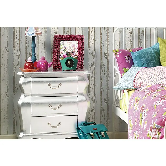 A.S. Création Authentic Walls Papel pintado de vellón - Blanco, Efecto madera, 10,05 x 0,53 m - Mesita de noche plateada con tres cajones, adornada con tetera y cuadro floral.