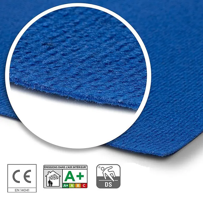 Floordirekt Teppichboden Meterware Sintra - für Messe & Events - Blau - 100 x 500 cm - Breite: 100 cm, Flachgewebe, Polypropylen, Blau - Blaues, strukturiertes Bodenmaterial mit Nahaufnahme der Oberfläche, zertifiziert mit A+ für Raumluftqualität und DS für Rutschfestigkeit.