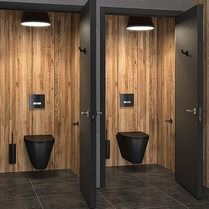 Delabie Stand-WC Delabie - Schwarz Matt - Zwei moderne, schwarze Wand-WCs in stilvollen öffentlichen Toilettenkabinen mit Holzwänden.