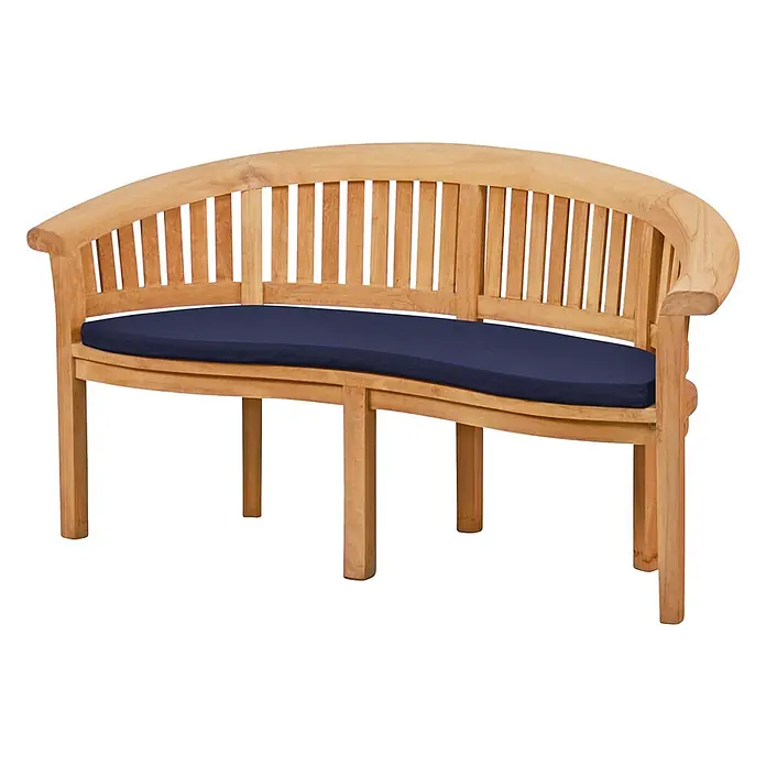 Kai Wiechmann Bankauflage - Kai Wiechmann Bananenbank, 1 Stk., L x B x H: 49 x 139 x 5 cm, 100% Acryl, Dralon®, Marineblau - Gebogene Gartenbank aus Holz mit Lattenrückenlehne und dunkelblauem Kissen.