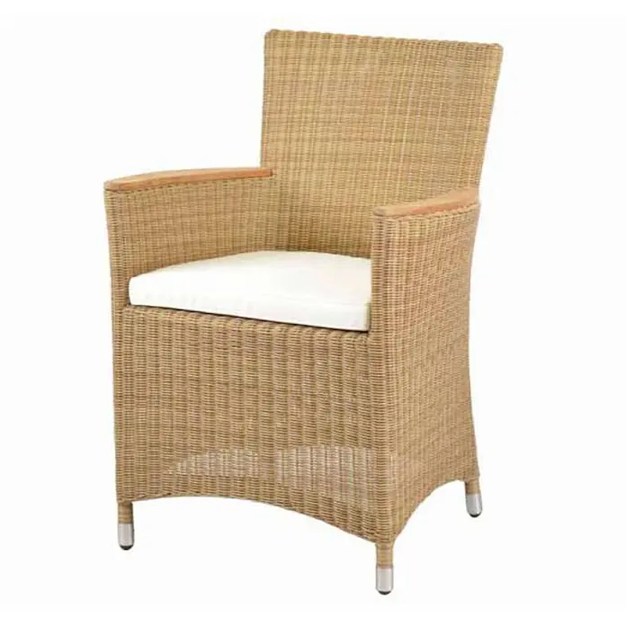 Kai Wiechmann Gartensessel - Polyrattan, Creme - Beiger Rattan-Sessel mit Holzarmlehnen, weißem Kissen und Metallfüßen.