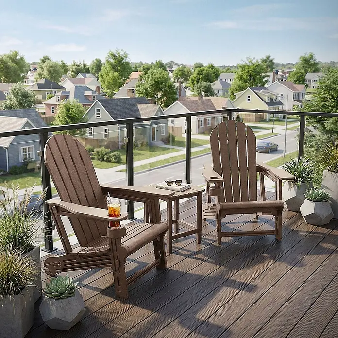 ML-Design Garten-Loungesessel - 1 Stk., HDPE Kunststoff, Braun - Zwei braune Adirondack-Stühle und ein passender Beistelltisch auf einem Balkon für Entspannung im Freien mit Getränken und Buch.