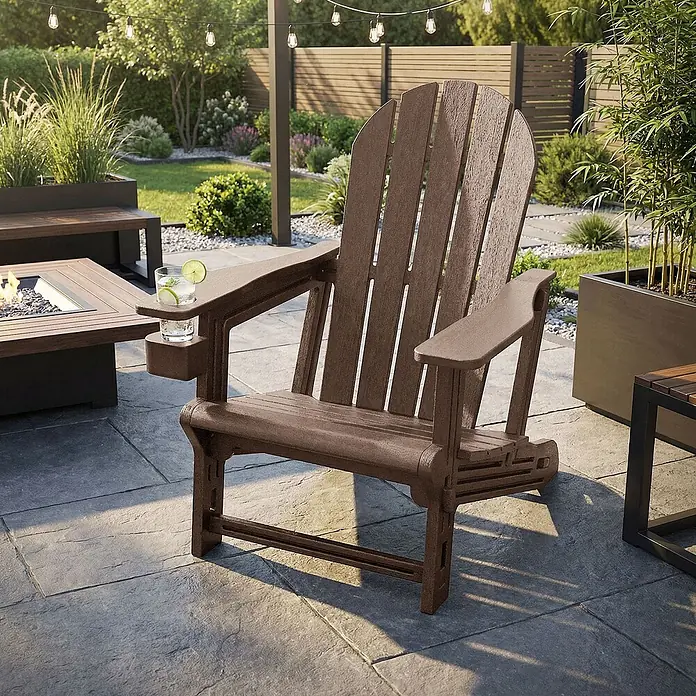 ML-Design Garten-Loungesessel - 1 Stk., HDPE Kunststoff, Braun - Brauner, wetterfester Adirondack-Stuhl mit integriertem Getränkehalter auf einer Terrasse.