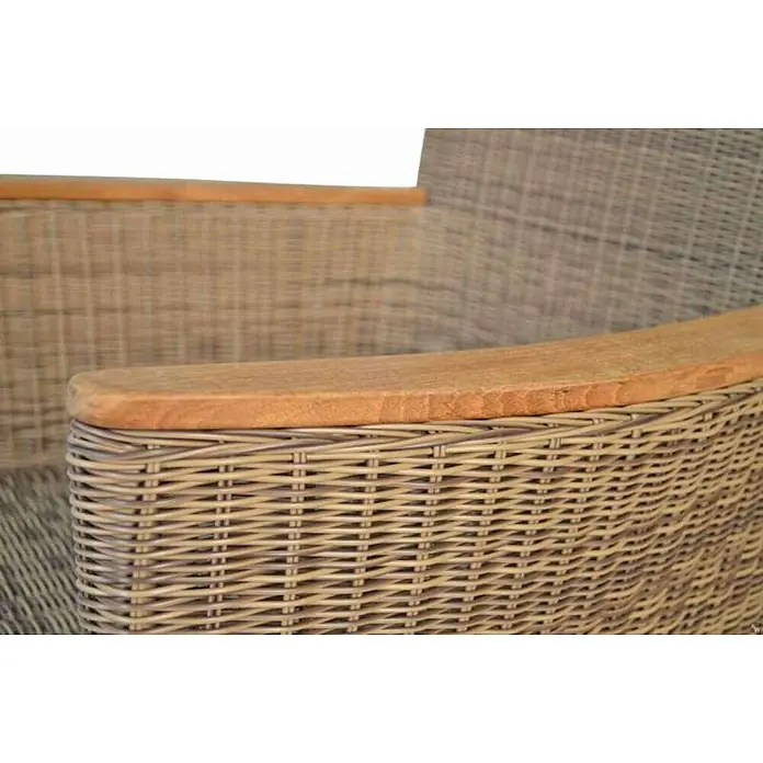 Kai Wiechmann Gartensessel - Polyrattan, Cappuccino braun - Nahaufnahme einer hellbraunen Korbsessel-Armlehne mit natürlicher Holzauflage.