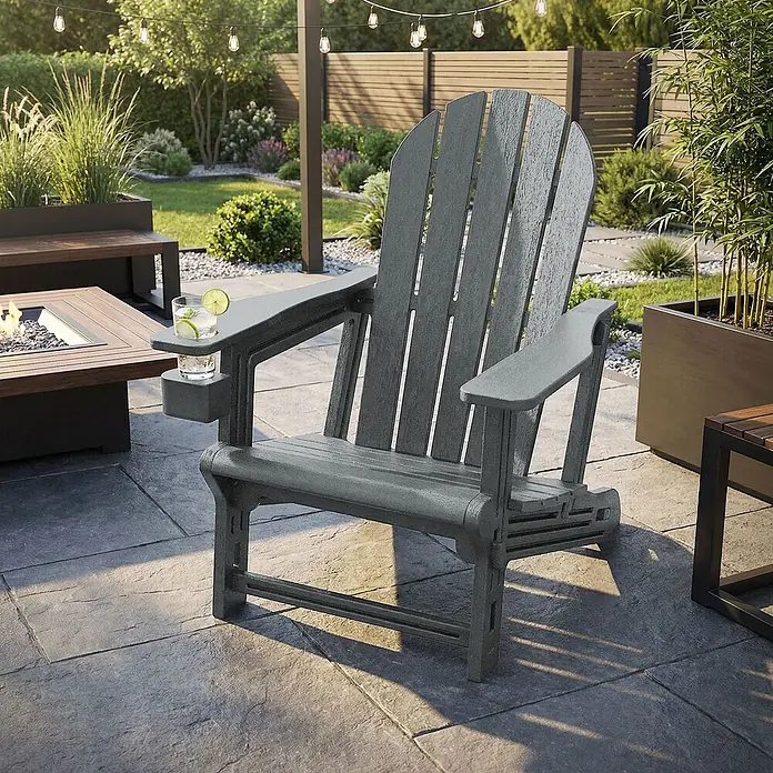ML-Design Garten-Loungesessel - 1 Stk., HDPE Kunststoff, Grau - Dunkelgrauer texturierter Adirondack-Stuhl mit integriertem Getränkehalter auf einer Außenterrasse.