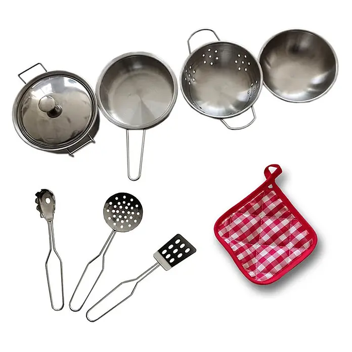 Home Deluxe Matschküche MANDU - Holz, Natur - Edelstahl-Spielküchenset mit Töpfen, Pfannen, Sieb, Utensilien (Zange, Schaumlöffel, Spatel) und rotem kariertem Topflappen.