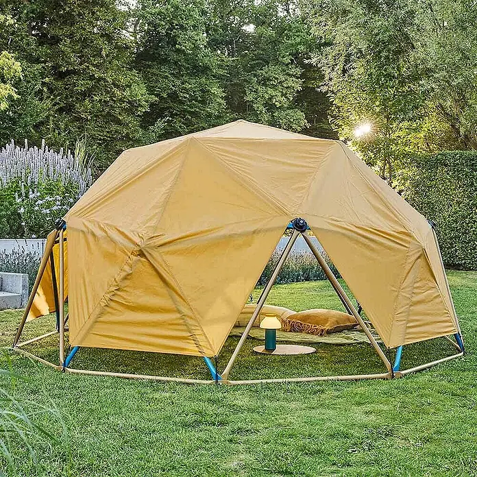 Home Deluxe Kinderzelt Zelt MATTI - Gelb - Senfgelbes Geodät-Zelt mit hellem Gestell, auf grünem Gras im Garten für Spiel und Entspannung im Freien aufgebaut.