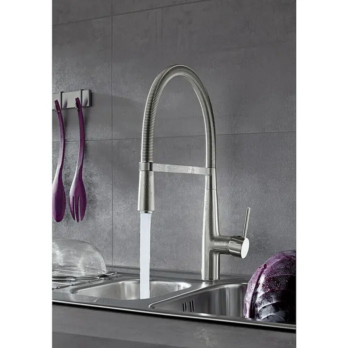 Camargue Spültischarmatur Girona - Edelstahloptik, Matt - Die moderne Küchenarmatur aus Edelstahl mit flexiblem Auslauf und fließendem Wasser, ist ein Blickfang in jeder Küche.