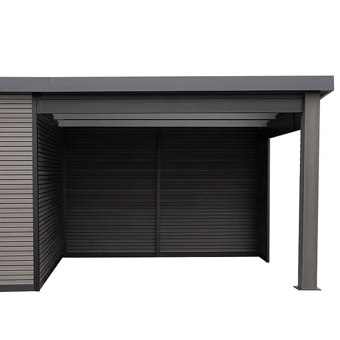 Fjordholz Gartenhaus FineLine 16,90 m² Grau - Außenmaß inkl. Dachüberstand (B x T): 616,5 x 325 cm, Aluminium, Grau - Dunkelgraue moderne Pergola oder Carport mit Lamellenwänden und Dach, von einem Pfosten gestützt.