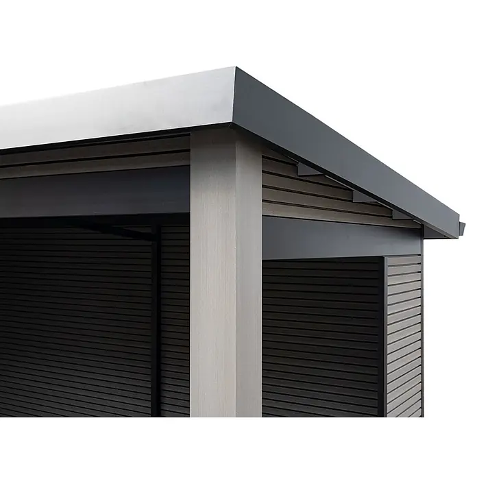 Fjordholz Gartenhaus FineLine 16,90 m² Grau - Außenmaß inkl. Dachüberstand (B x T): 616,5 x 325 cm, Aluminium, Grau - Ecke einer modernen Outdoor-Struktur mit hellgrauer Säule, dunkelgrauen Querlatten und dunkelgrauem Dach.
