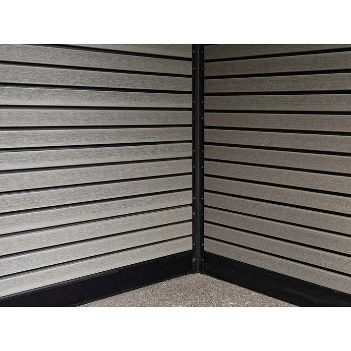Fjordholz Gartenhaus FineLine 5,8 m² Grau - Außenmaß inkl. Dachüberstand (B x T): 322 x 236 cm, Aluminium, Grau/anthrazit - Ecke einer Struktur mit grauen horizontalen Verbundplatten, schwarzer vertikaler und unterer Leiste.