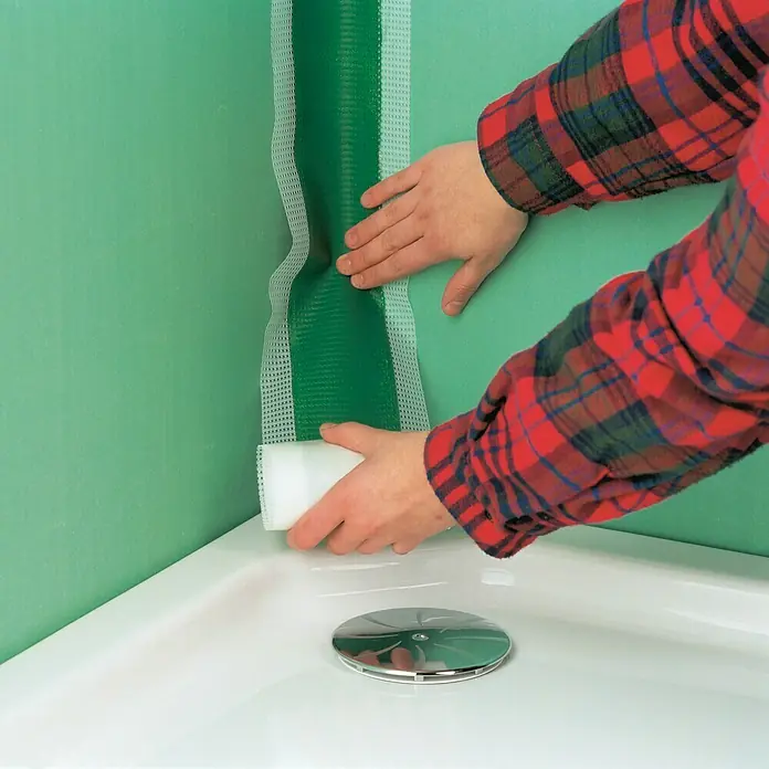 Probau eco Duschabdichtband - Länge: 5 m - Abdichtung mit einem Dichtband in einer Ecke eines Badezimmers, um es wasserdicht zu machen. Es wird ein weißer Schwamm benutzt.