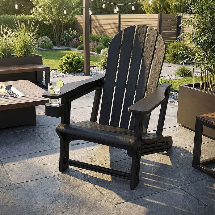 ML-Design Garten-Loungesessel - 1 Stk., HDPE Kunststoff, Schwarz - Dunkler, strukturierter Adirondack-Stuhl mit Getränkehalter, darauf ein Glas, auf einer modernen Terrasse.