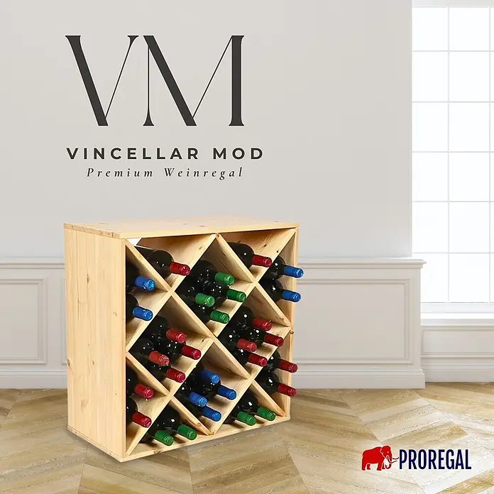 Proregal Flaschenregal Modulares Weinregal VINCELLAR MOD für 30 Flaschen - L x B x H: 30 x 60 x 60 cm, Holz - Weinregal aus Naturholz mit diagonalen Fächern, gefüllt mit Weinflaschen, in einem Raum stehend.