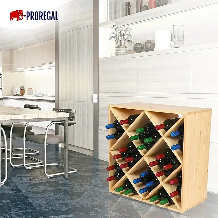Proregal Flaschenregal Modulares Weinregal VINCELLAR MOD für 30 Flaschen - L x B x H: 30 x 60 x 60 cm, Holz - Weinregal aus hellem Holz mit x-förmigen Fächern, gefüllt mit Weinflaschen, in einer modernen Küche.