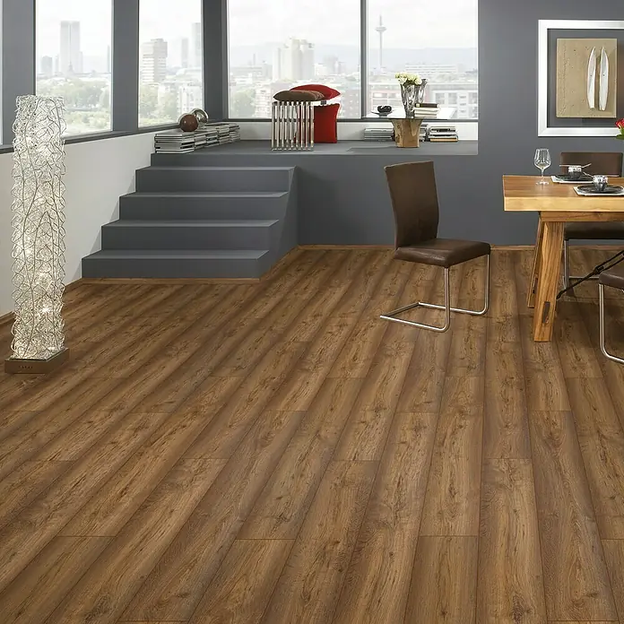 LOGOCLIC Laminatmuster Vinto Eiche Bergamo - 296 x 195 x 1 mm, Landhausdiele - Einladender Innenraum mit auffälligem Bodenbelag in Holzoptik, der dem Raum Wärme und Charakter verleiht. Die Laminatböden sind strapazierfähig und pflegeleicht.