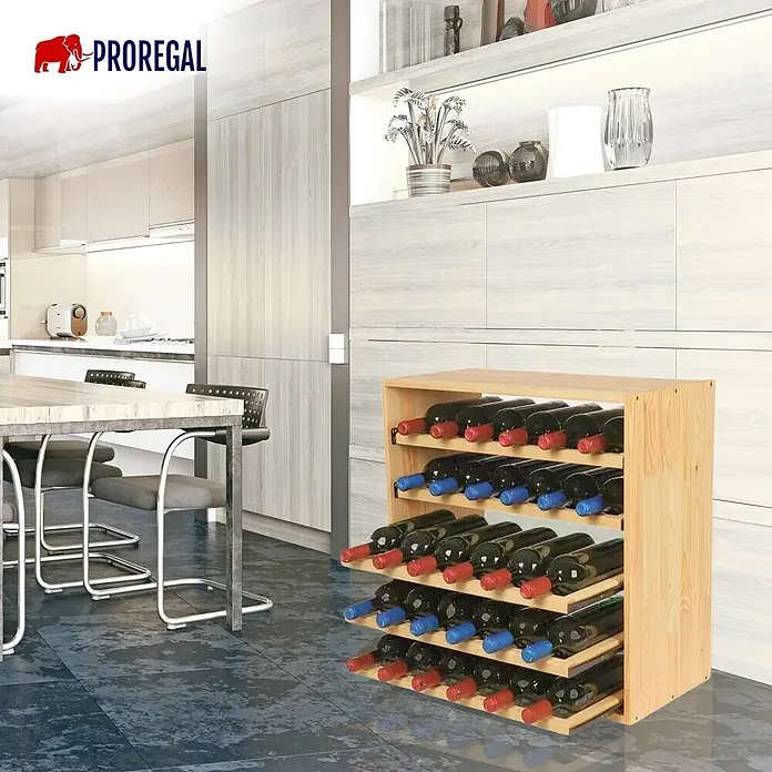 Proregal Flaschenregal Modulares Weinregal VINCELLAR MOD für 30 Flaschen - L x B x H: 30 x 60 x 60 cm, Holz - Ein Weinregal aus hellem Holz mit vielen Rot- und Weißweinflaschen in einer modernen Küche.