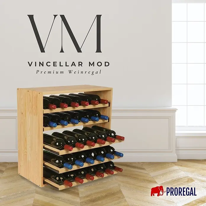 Proregal Flaschenregal Modulares Weinregal VINCELLAR MOD für 30 Flaschen - L x B x H: 30 x 60 x 60 cm, Holz - Weinregal aus Naturholz, gefüllt mit mehreren Weinflaschen, in einem Raum präsentiert.