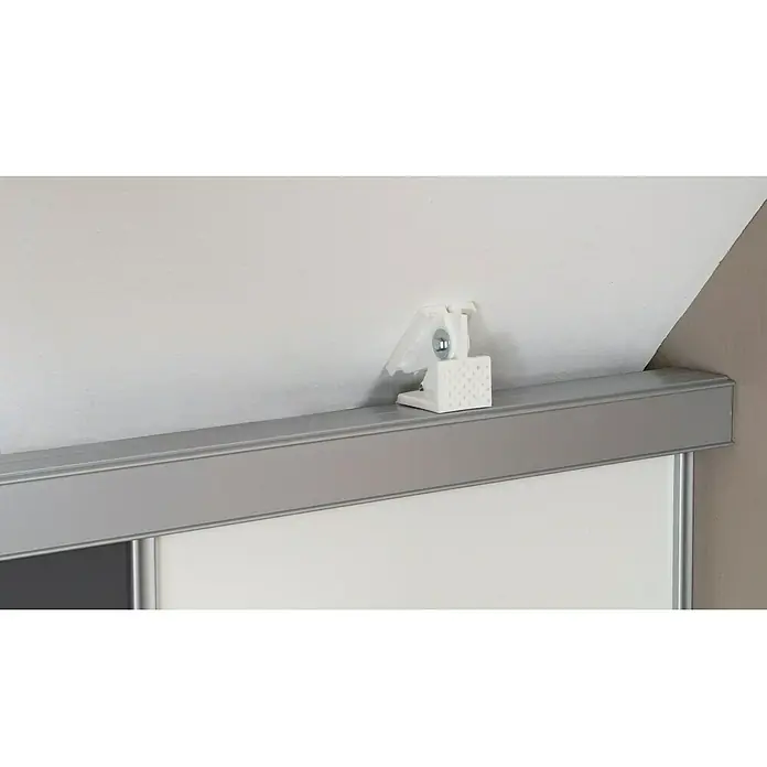 Optimum Dachschrägenadapter-Set - Passend für: Optimum Schiebetüren, 2 Stk. - Detailaufnahme eines weißen Schiebetürstoppers an einer silbernen Schiene, montiert an einer hellen Wand.