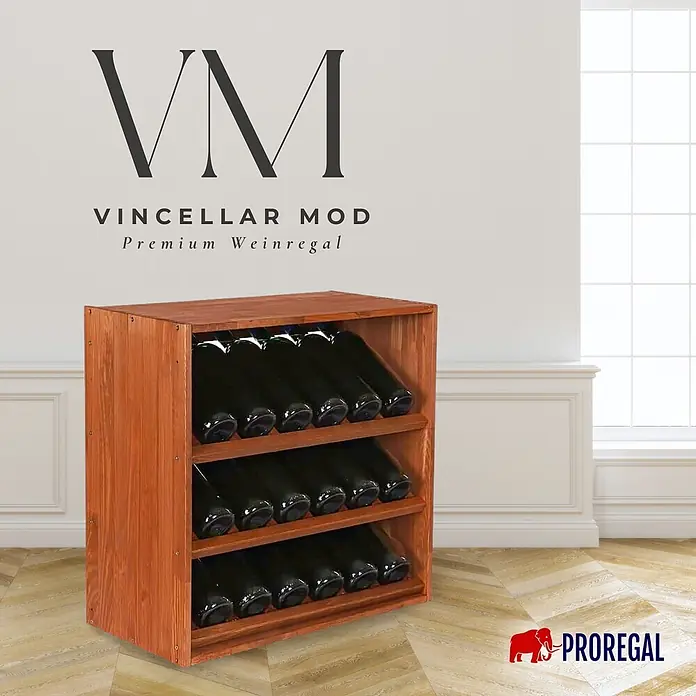 Proregal Flaschenregal Modulares Weinregal VINCELLAR MOD für 18 Flaschen - L x B x H: 30 x 60 x 60 cm, Holz - Braunes Weinregal aus Holz, gefüllt mit dunklen Flaschen, in einem hellen Raum mit Fenster.