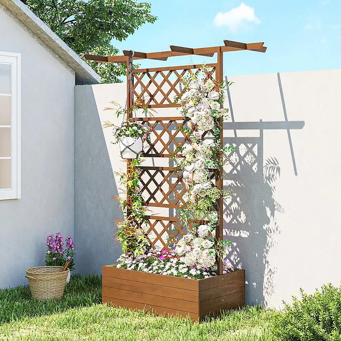 Outsunny Hochbeet - Holz, Orange - Dunkelbraune Holz-Pflanzkiste mit integriertem Spalier, das Kletterblumen stützt und mit blühenden Pflanzen gefüllt ist, in einem Garten.