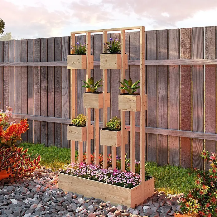 Outsunny Hochbeet - Holz, Naturholz - Ein hoher vertikaler Garten aus hellem Holz mit mehreren Pflanzkästen, die Blumen und Pflanzen enthalten, in einem Garten vor einem Holzzaun.