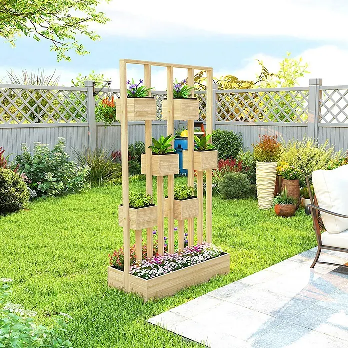 Outsunny Hochbeet - Holz, Naturholz - Vertikaler Gartenpflanzer aus hellem Holz mit mehreren Ebenen und Pflanzkästen voller Blumen.