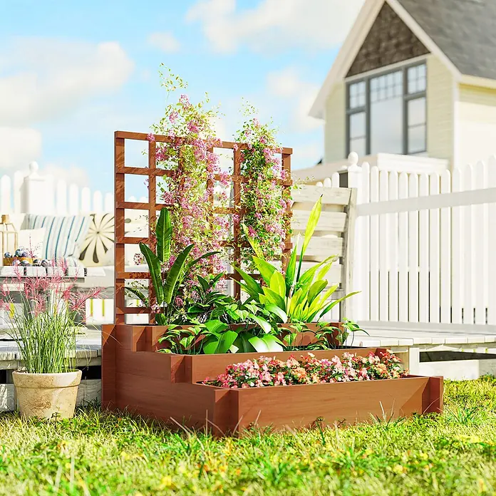 Outsunny Hochbeet - Holz, Braun - Braunholz-Hochbeet mit Spalier, gestuft, bepflanzt mit Blumen und Pflanzen im sonnigen Garten.