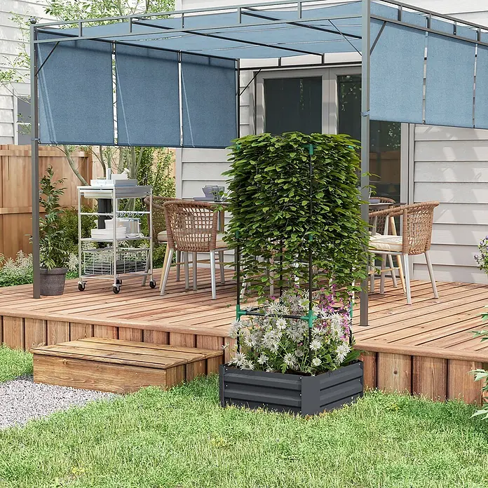 Outsunny Hochbeet - Stahl, Dunkelgrau - Graue Metallpergola mit blauen ausziehbaren Seitenrollos auf einer Holzterrasse.