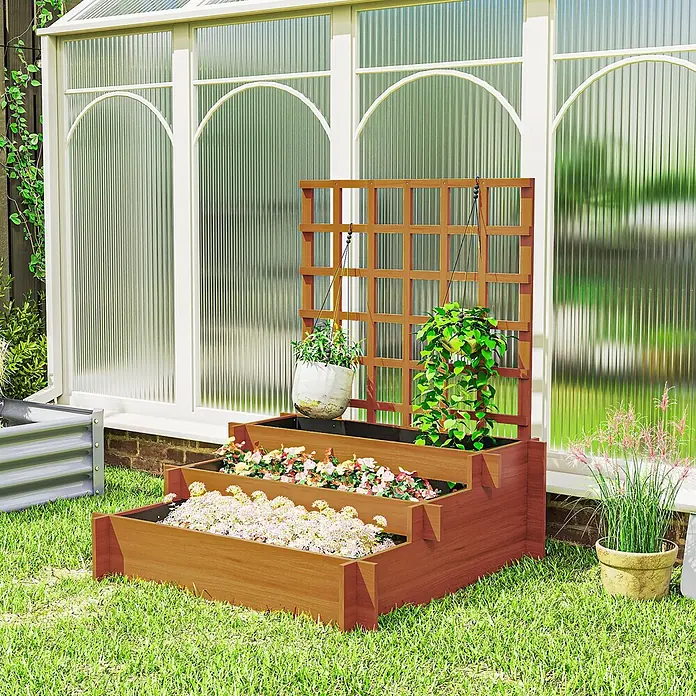 Outsunny Hochbeet - Holz, Braun - Gestuftes Hochbeet aus Naturholz mit Spalier, gefüllt mit bunten Blumen und Hängepflanzen in einem Garten.