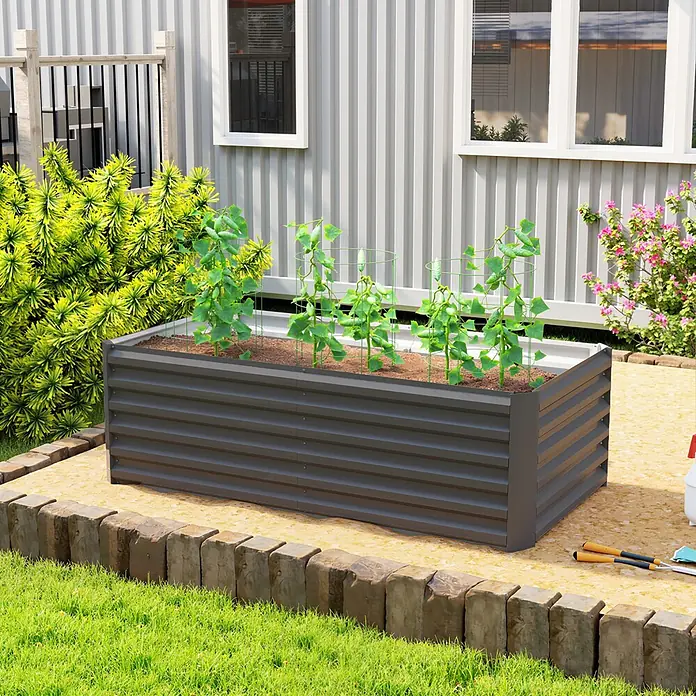 Outsunny Hochbeet - 180 x 90 x 57,5 cm, Stahl, Dunkelgrau - Dunkelgraues Hochbeet aus Wellblech im Garten, bepflanzt mit Erde und Setzlingen an grünen Rankhilfen.