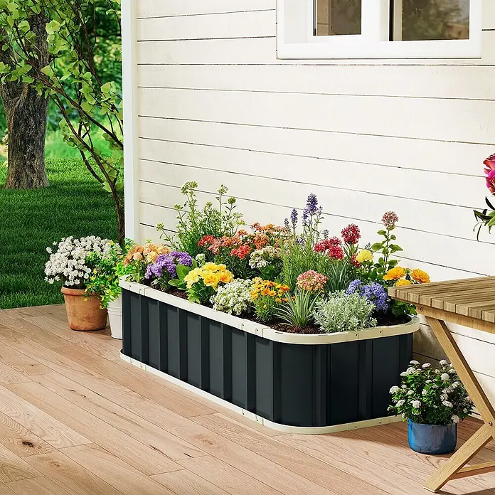 Outsunny Hochbeet - 136 x 52 x 31 cm, Stahl, Dunkelgrau - Dunkelgraues Hochbeet mit hellem Rand, gefüllt mit bunten Blumen, auf einer Holzterrasse gezeigt.