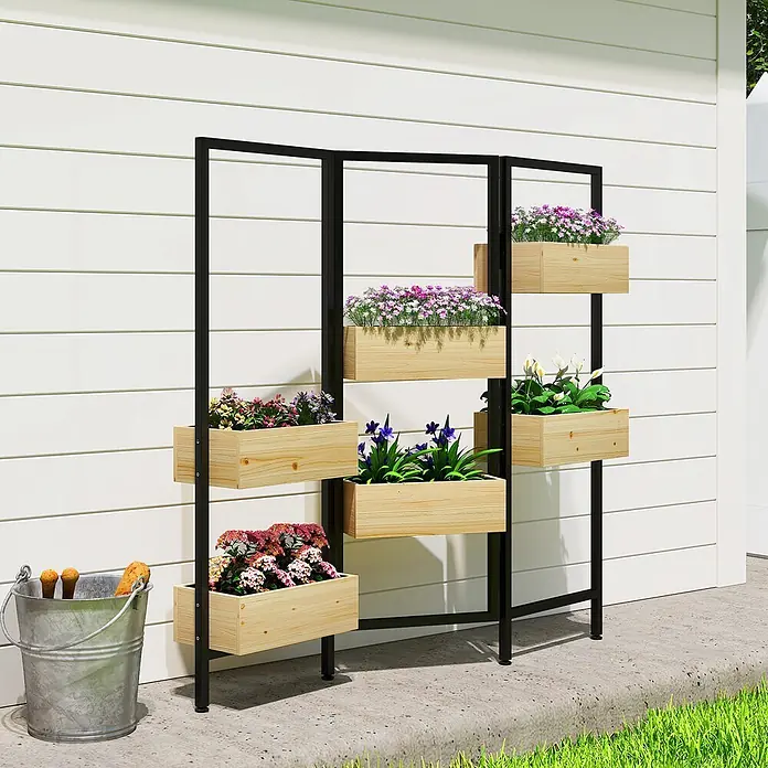 Outsunny Hochbeet - Holz, Naturholz - Schwarzes Metall-Vertikalbeet mit mehreren hellen Holzkästen voller bunter Blumen, draußen auf einer Terrasse.