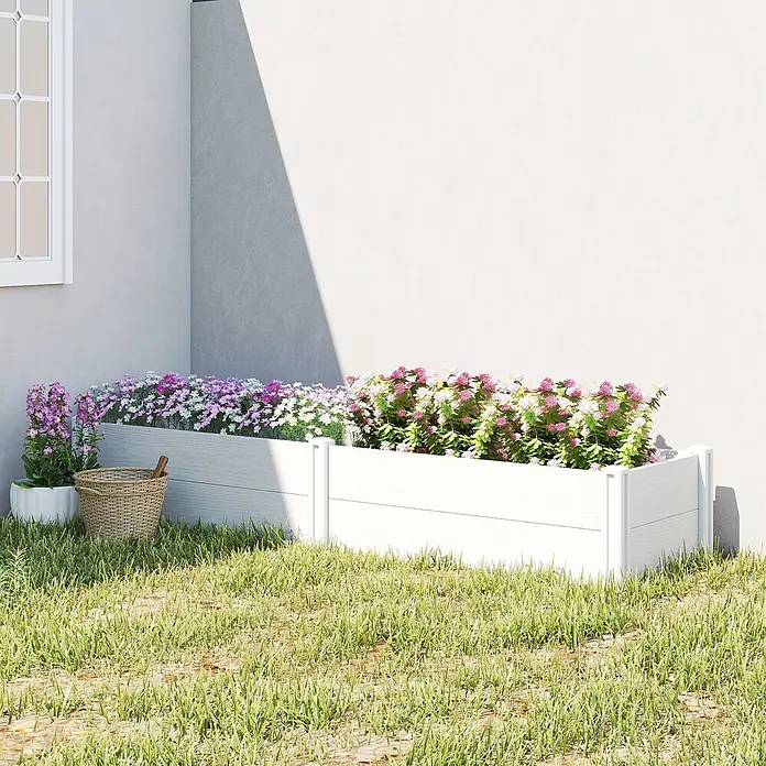 Outsunny Hochbeet - Kunststoff, Weiß - Weißes Hochbeet gefüllt mit rosa und weißen Blumen, auf Gras vor einer hellen Wand.