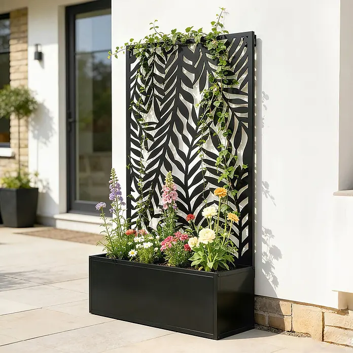 Outsunny Hochbeet - 61 x 23 x 113 cm, Metall, Schwarz - Schwarzes Metallpflanzgefäß mit integriertem Zierschirm, gefüllt mit Blumen und Kletterpflanzen auf einer Terrasse.