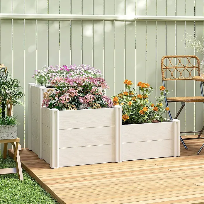 Outsunny Hochbeet - 120 x 80 x 64 cm, Kunststoff, Weiß - Gestuftes Pflanzgefäß aus hellem Verbundmaterial, mit bunten Blumen auf einer Terrassendiele.