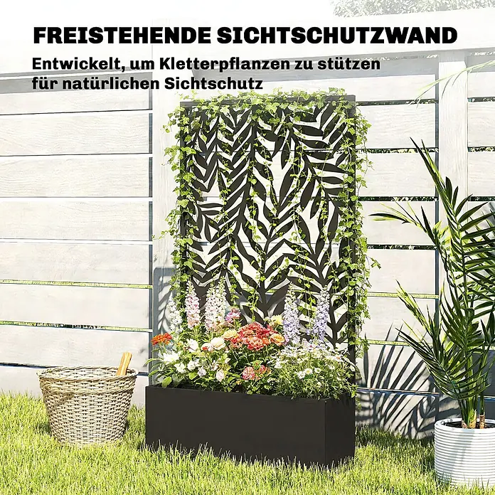 Outsunny Hochbeet - 61 x 23 x 113 cm, Metall, Schwarz - Schwarze freistehende Sichtschutzwand aus Metall mit Blattmuster, integriertem Pflanzkasten, Rankpflanzen und Blumen im Garten.