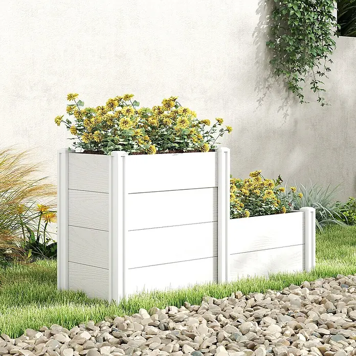 Outsunny Hochbeet - 120 x 80 x 64 cm, Kunststoff, Weiß - Weiße Hochbeete mit Holzmaserung, gefüllt mit leuchtend gelben Blumen in einer Gartenumgebung.