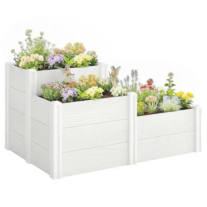 Outsunny Hochbeet - 120 x 80 x 64 cm, Kunststoff, Weiß - Weißes, gestuftes Hochbeet mit Holzmaserung, gefüllt mit bunten Blumen und kleinen Feenfiguren.
